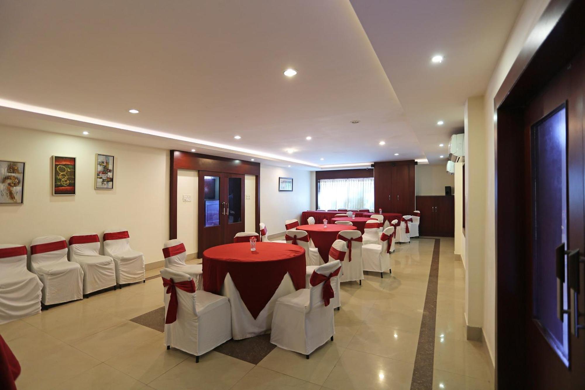 Oyo Stellar Resort 부바네스 외부 사진